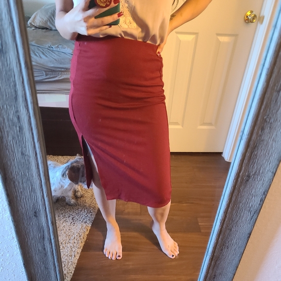 Burgundy pencil skirt with a slit - Picture 4 of 5